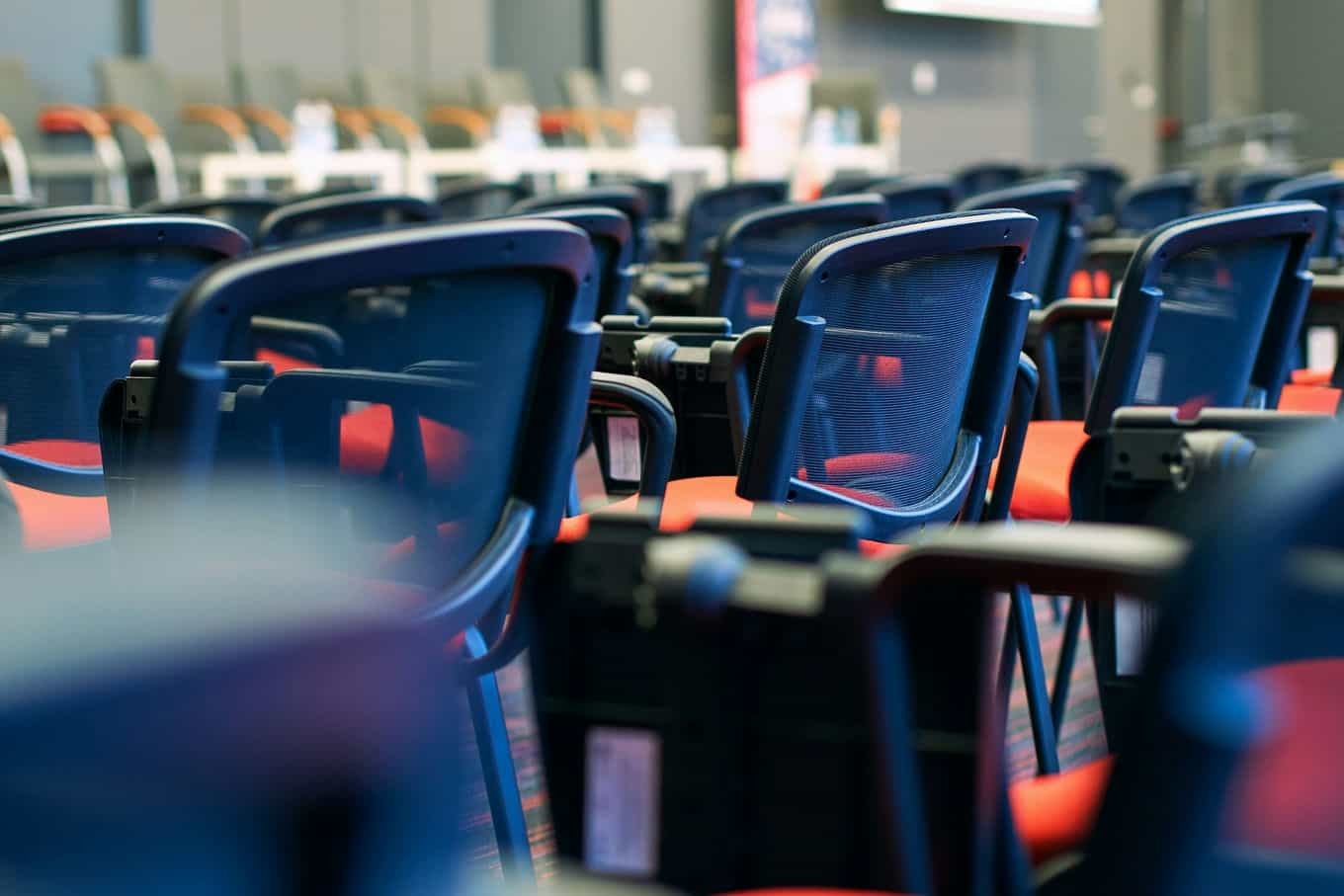 Ile krzeseł wynająć na konferencję? Przeliczniki na układ sali i rezerwę